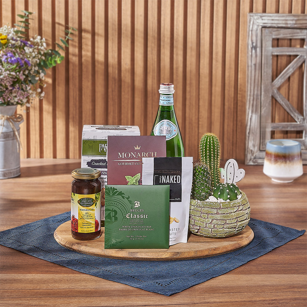 Kosher Gourmet Gift Basket with Crackers, Peanuts, and Fruit Spread – how the gift is presented