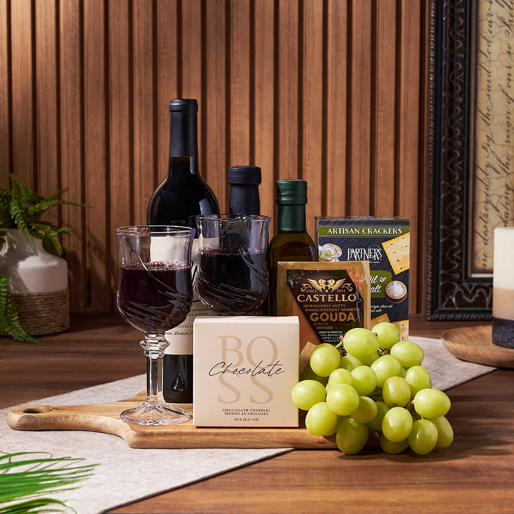 Gourmet Wine Basket with Gouda, Grapes, and Crackers – how the gift is presented