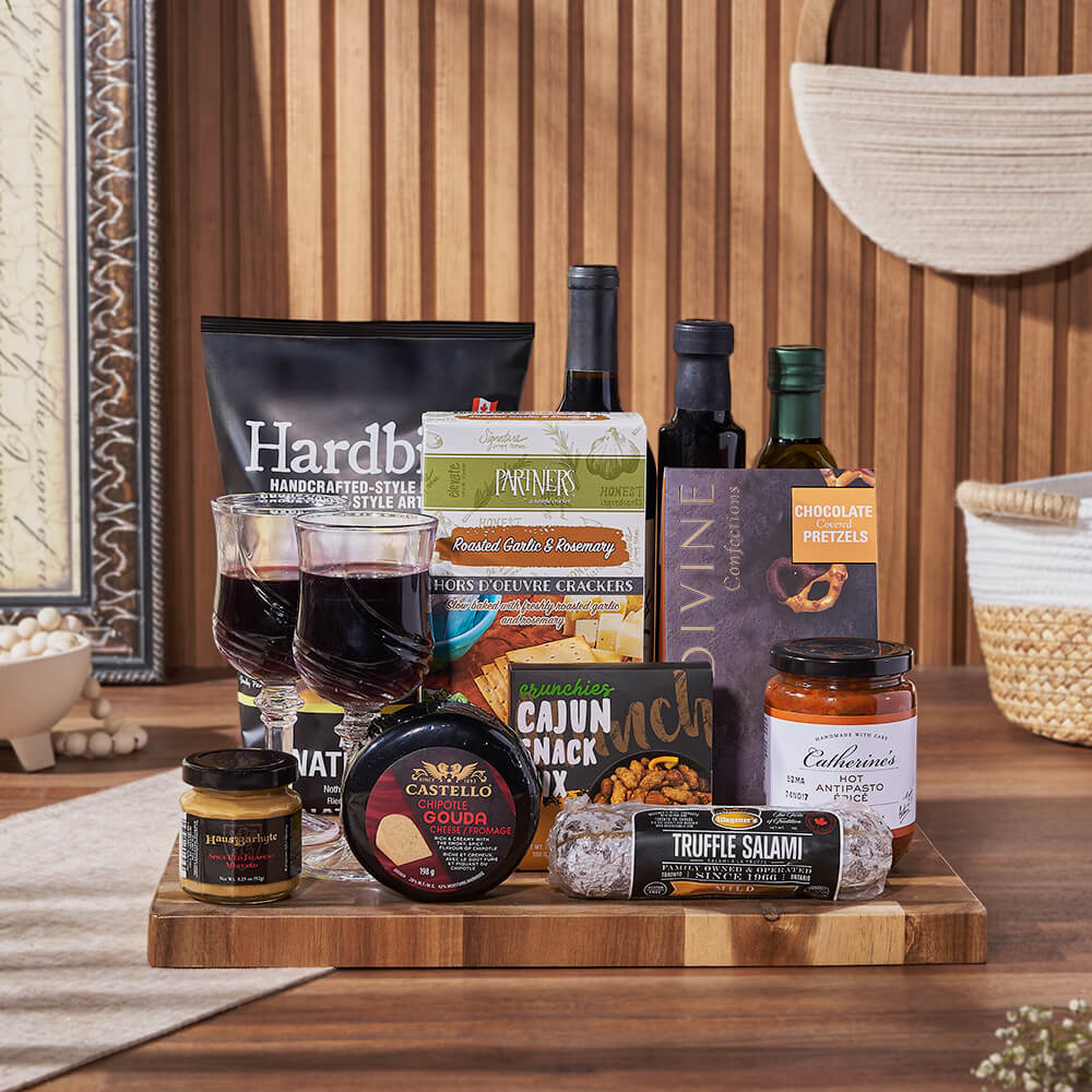 Deluxe Wine Basket with Roasted Garlic Crackers and Chipotle Gouda – how the gift is presented
