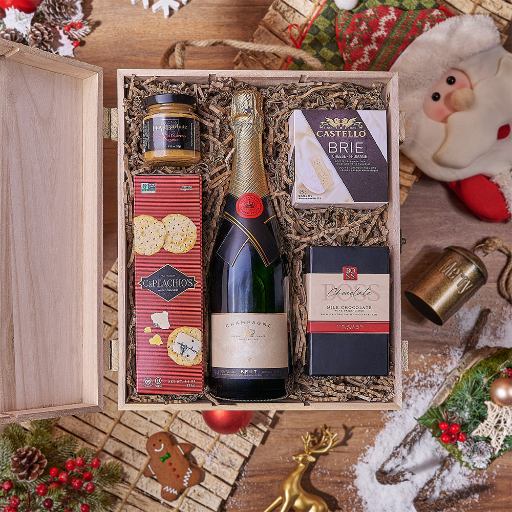 Christmas Sparkling Wine Gift Box with Gourmet Treats – how the gift is presented