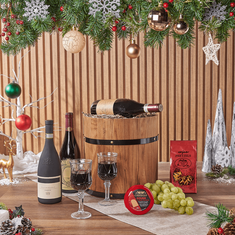Christmas Wine Gift Set in Wooden Half Barrel with Gouda and Grapes – how the gift is presented