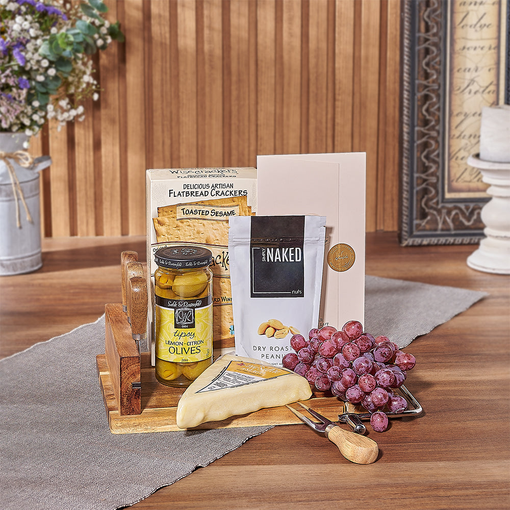 Gourmet Snack Basket with Acacia Wood Cheeseboard – how the gift is presented