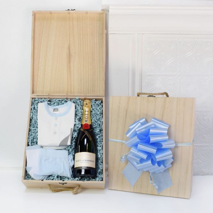 Champagne Gift Set with Baby Boy Essentials in Pine Wine Box – how the gift is presented