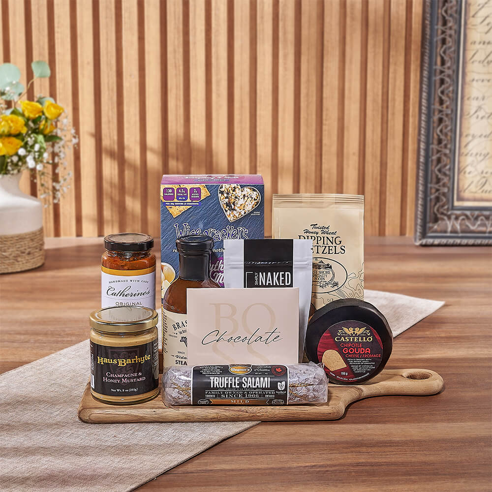 Gourmet Serving Board with Artisan Snacks – how the gift is presented