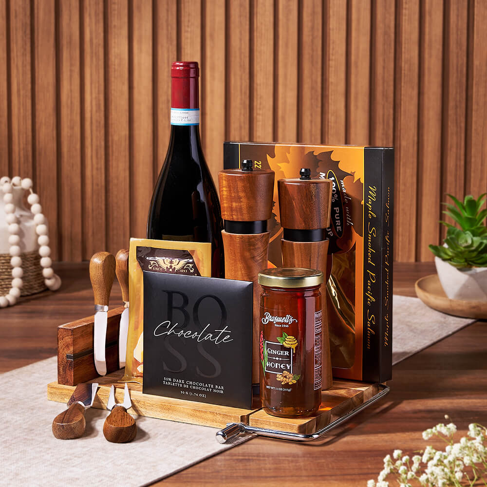 Elegant Wine Basket with Smoked Salmon, Honey, and Cheese Accessories – how the gift is presented
