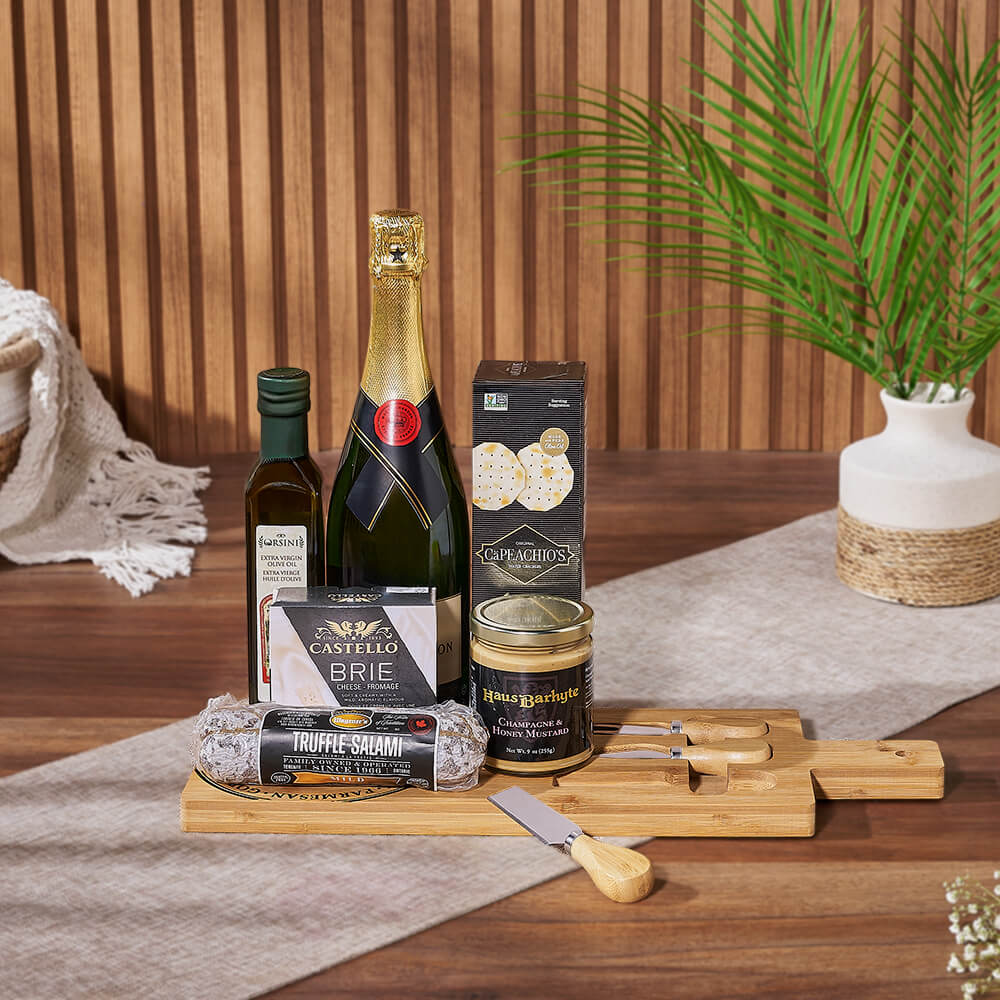 Sparkling Wine Basket with Truffle Salami and Brie Cheese – how the gift is presented