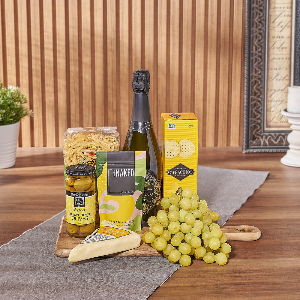 Kosher Sparkling Wine and Gourmet Basket Gift for Jewish New Year – how the gift is presented